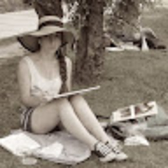 Profile Picture of Hannah Radzikowski (@hradzikowski) on Poshmark