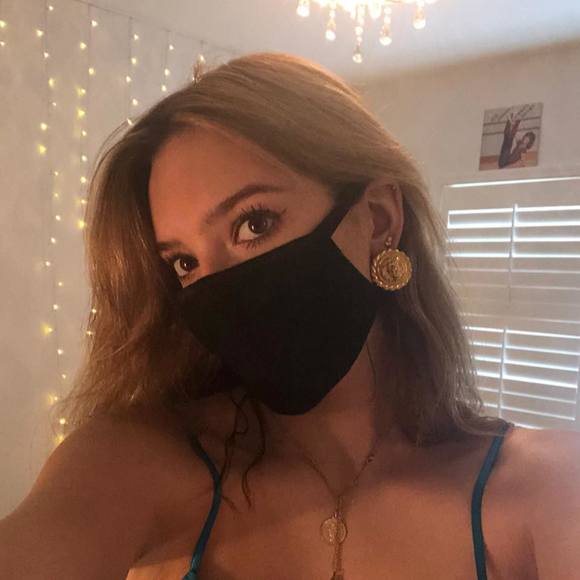 Profile Picture of Ava Maxwell (@avamaxwell) on Poshmark