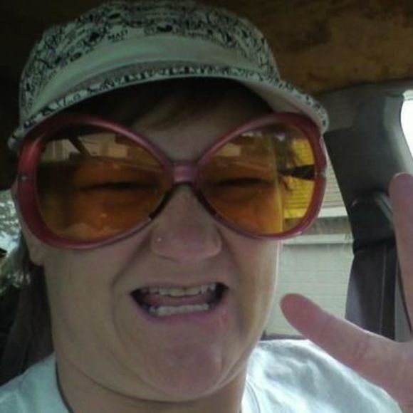 Profile Picture of Lori Ebert (@luluebert) on Poshmark