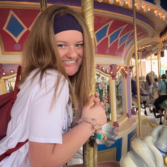 Profile Picture of Anne Wright (@annewright_15) on Poshmark