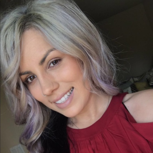 Profile Picture of Danielle Ulleseit (@dkulleseit) on Poshmark