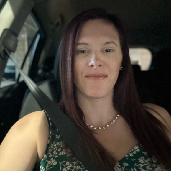 Profile Picture of Kelly Panagiotopoulos (@kellybeanns) on Poshmark