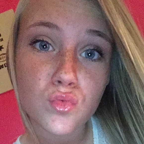 Profile Picture of Hope Buzbee (@hopebuzbee) on Poshmark