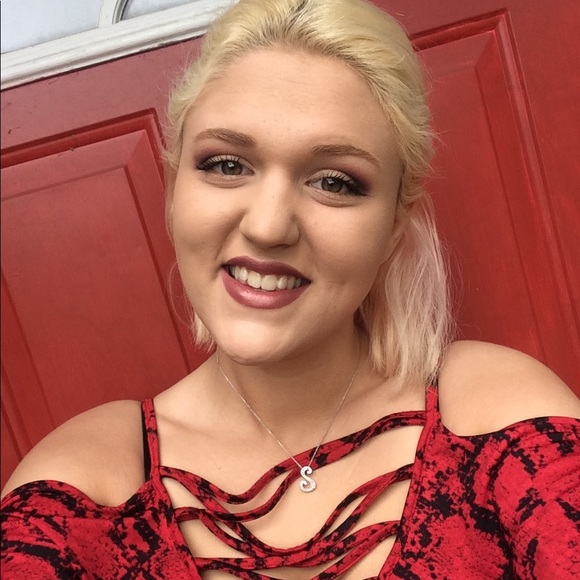 Profile Picture of Selena Chustz (@selena8316) on Poshmark
