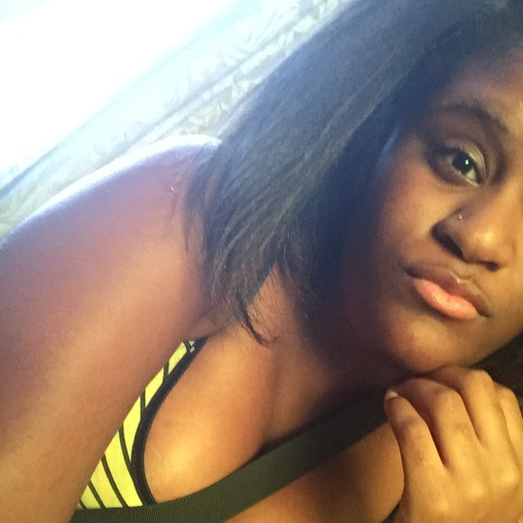 Profile Picture of Dominique Sinclair (@dominique2020) on Poshmark