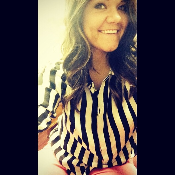 Profile Picture of Amber Besherse (@amberbesherse) on Poshmark