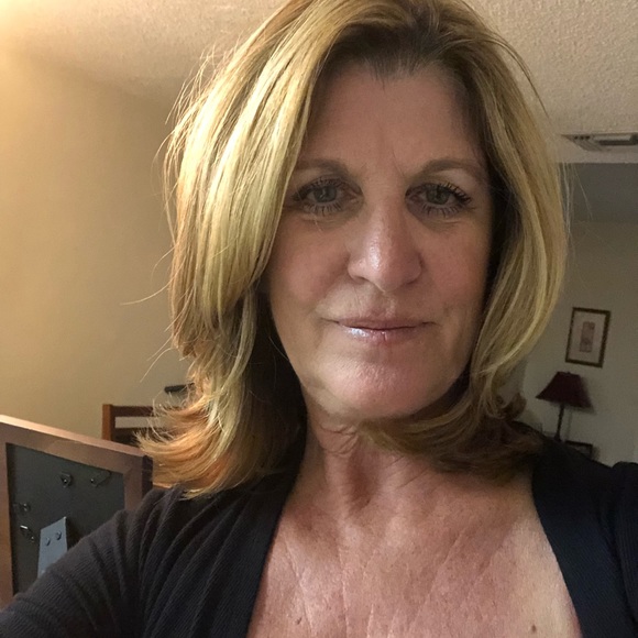 Profile Picture of Gona Ceccolini (@gceccolini) on Poshmark