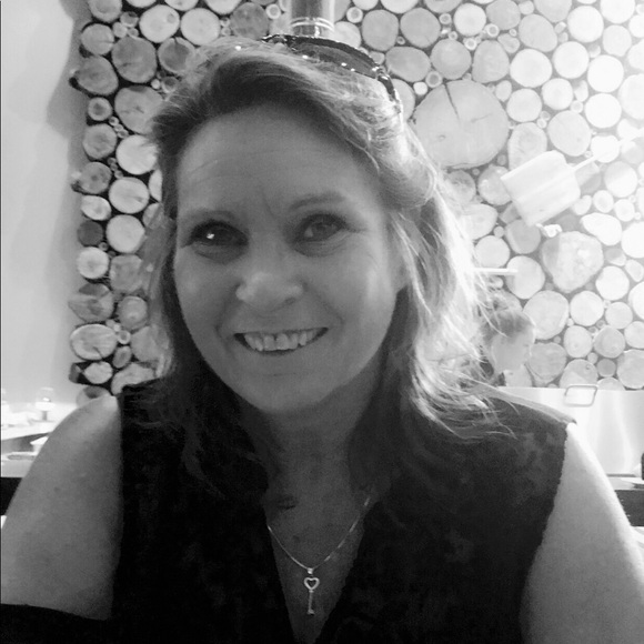 Profile Picture of Dangela Jeffords (@dangiejeffords) on Poshmark