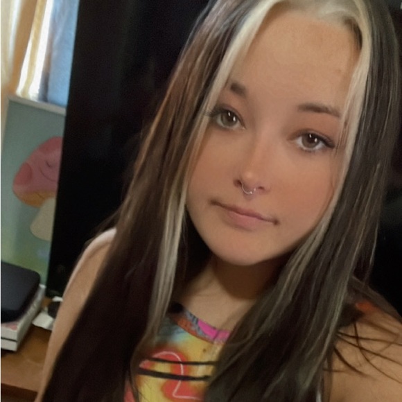 Profile Picture of Tristan leigh Scheiderer (@t_scheiderer) on Poshmark