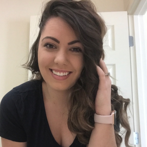 Profile Picture of Des Alfter (@desalfter) on Poshmark