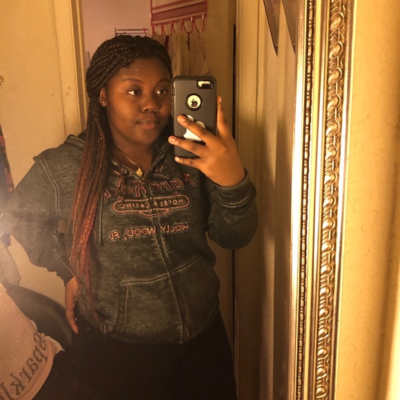 Profile Picture of Guileinah Dupiton (@leinahx) on Poshmark