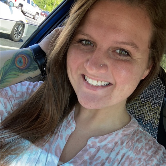 Profile Picture of Amber Travis (@amberrtraviss) on Poshmark