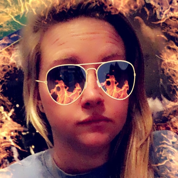 Profile Picture of April Carlton (@lirpa2019) on Poshmark