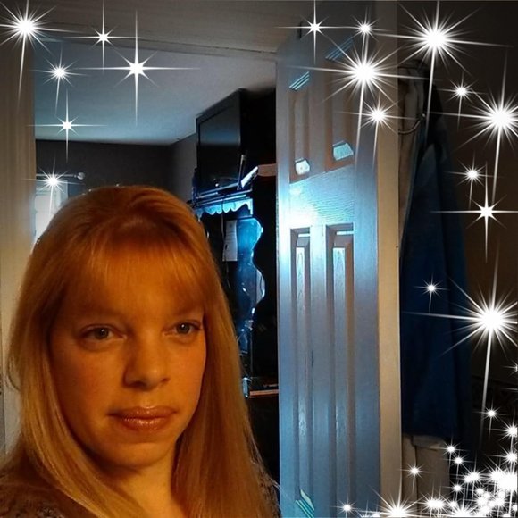 Profile Picture of Lisa Danowski (@lisadanowski) on Poshmark