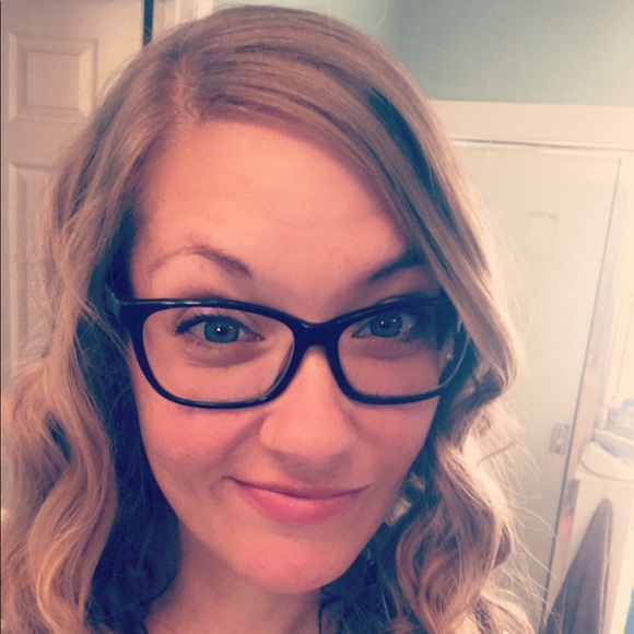 Profile Picture of Lyndsey Suslowicz (@lyndser77) on Poshmark