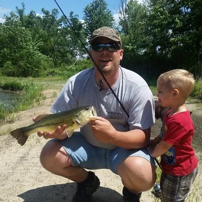 Profile Picture of Robert Howell (@iluvfish2) on Twitter