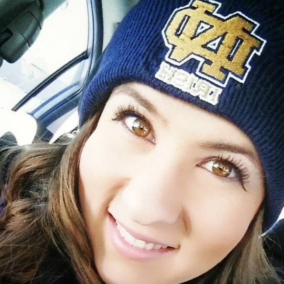 Profile Picture of Christin Lamoreux (@c2lamoreux) on Poshmark