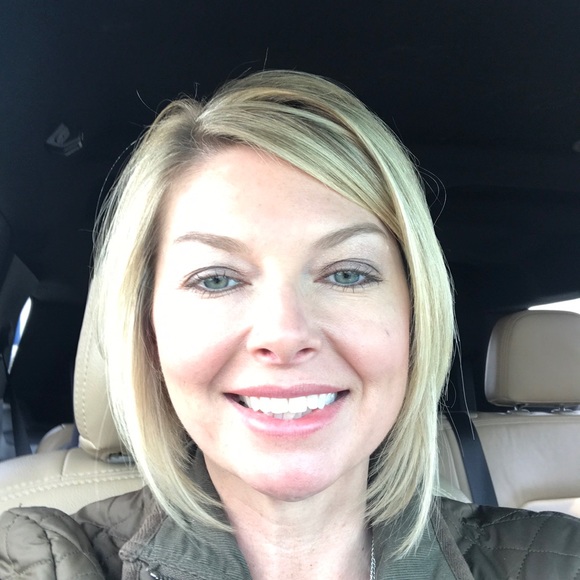 Profile Picture of Mindy Schmidt (@mindylee78) on Poshmark