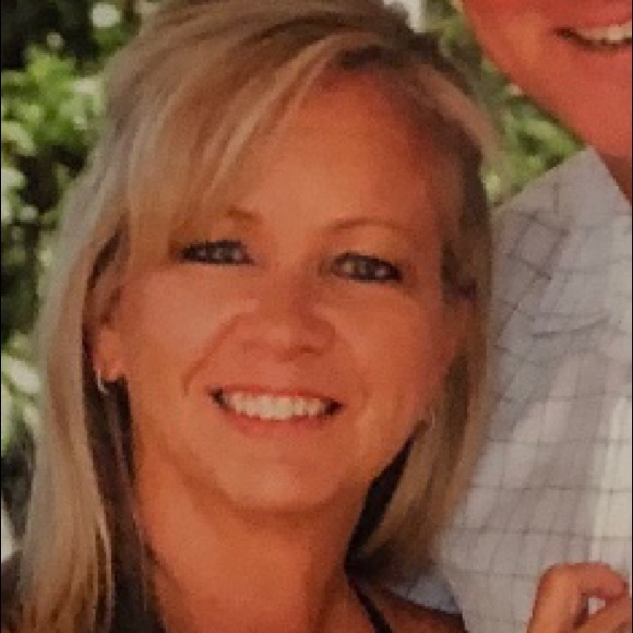 Profile Picture of Toni Rooney (@taroon) on Poshmark