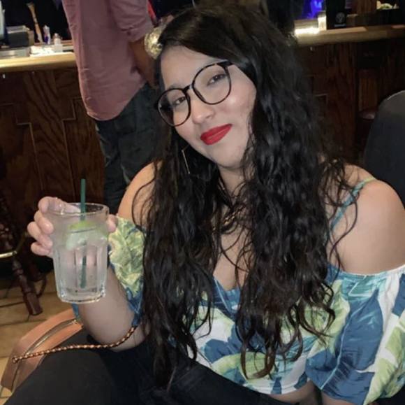 Profile Picture of Valeria Sanchez (@valeriasanch675) on Poshmark