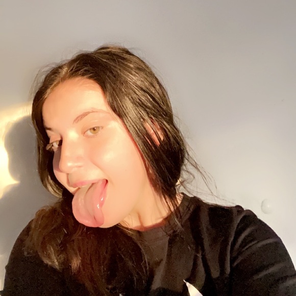 Profile Picture of Tori Bennett (@toribennett422) on Poshmark