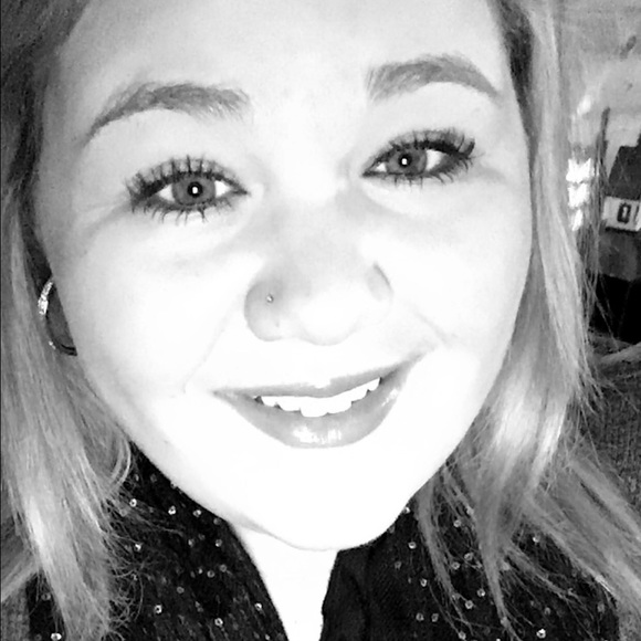 Profile Picture of Kari Neuenfeld (@karineuenfeld) on Poshmark