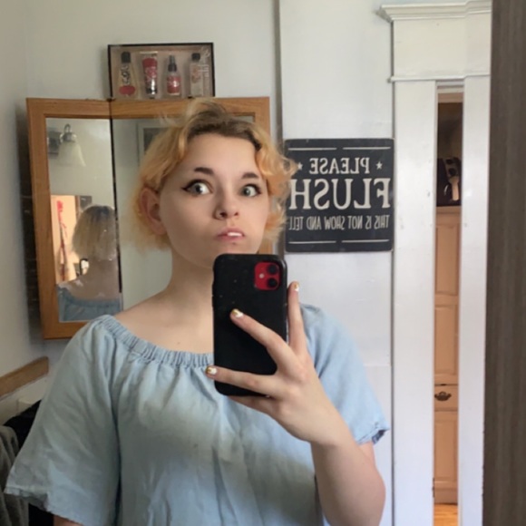 Profile Picture of Ashlee Olson (@lovinoisabottom) on Poshmark