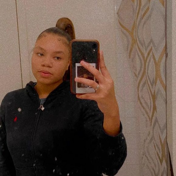 Profile Picture of Chloêê Chloêê (@chloeee33344) on Poshmark