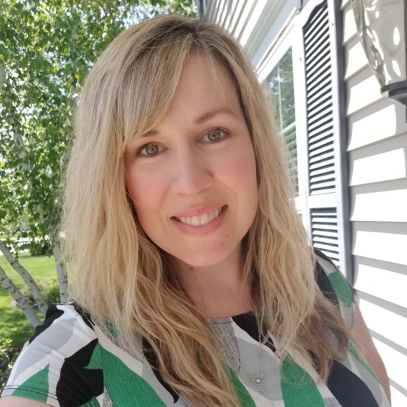 Profile Picture of Laura Chonko (@lcfullcloset) on Poshmark