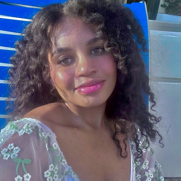 Profile Picture of Isabella Runow (@laverso) on Poshmark
