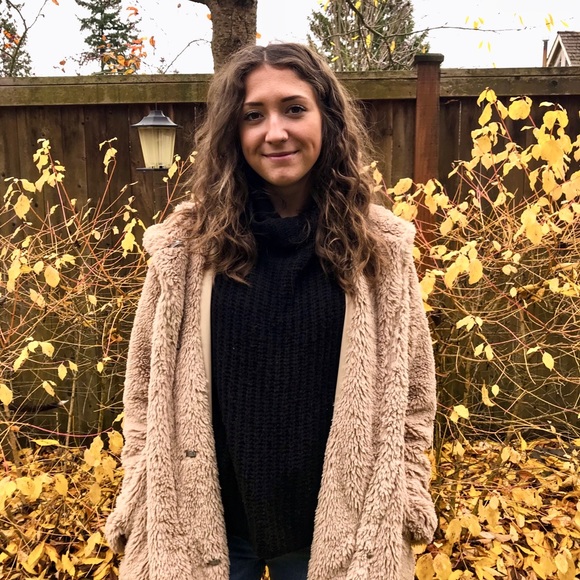 Profile Picture of Bella Chaffey (@bellachaffey) on Poshmark