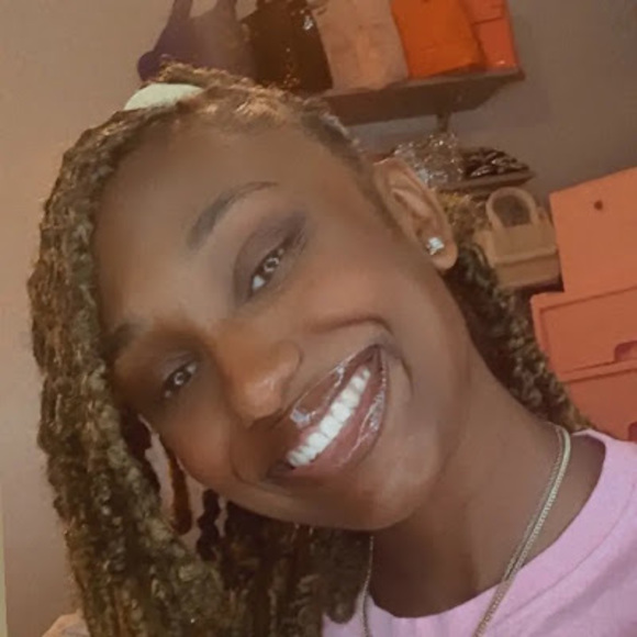 Profile Picture of Alayasia Neveu (@alayasianeveu) on Poshmark