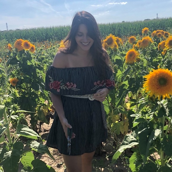 Kristina Avanzato - Poshmark Profile Picture of Kristina Avanzato (@kristinaavan) on Poshmark