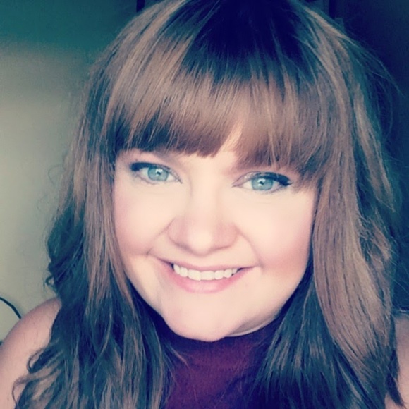 Julie Challingsworth - Poshmark Profile Picture of Julie Challingsworth (@papulia1) on Poshmark