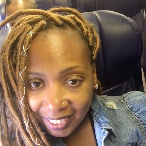 Profile Picture of Ronique Bates (@batesre) on Poshmark