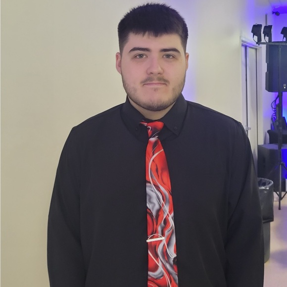 Profile Picture of Kenneth Berrier (@user_quazy) on Poshmark