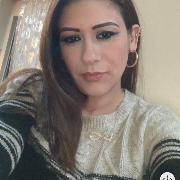 Profile Picture of Castañeda Delcid (@castanedadelcid) on Poshmark