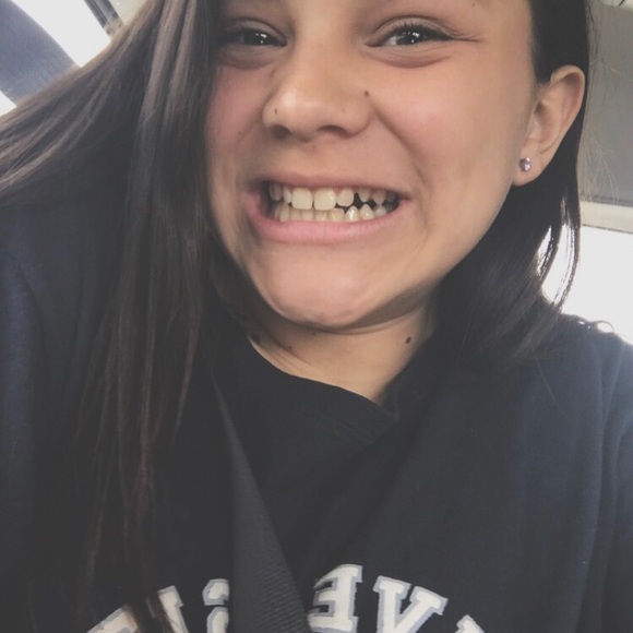 Profile Picture of Emma Jimenez (@emmaj_xoxo) on Poshmark