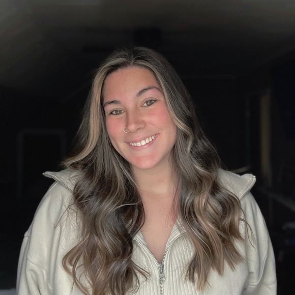 Profile Picture of Alexa Barry (@alexa_rayee) on Poshmark