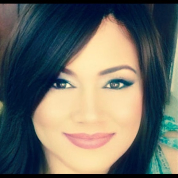 Profile Picture of Dennisse Morales (@dkanncom) on Poshmark
