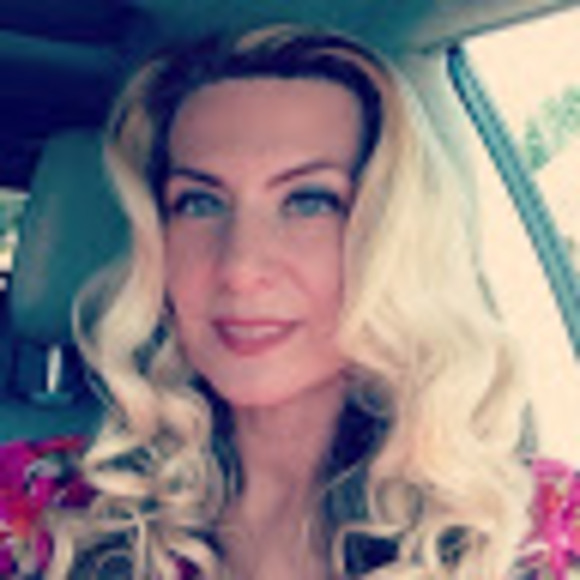 Profile Picture of Rae Edwards (@raeedwards426) on Poshmark