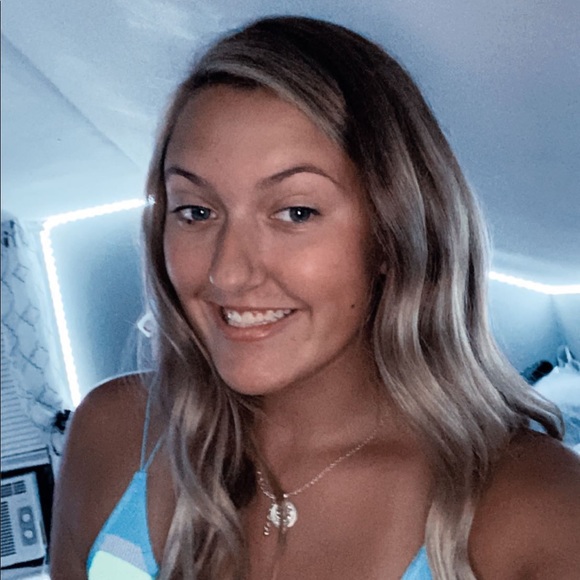 Profile Picture of Danielle Loy (@loy_dani) on Poshmark