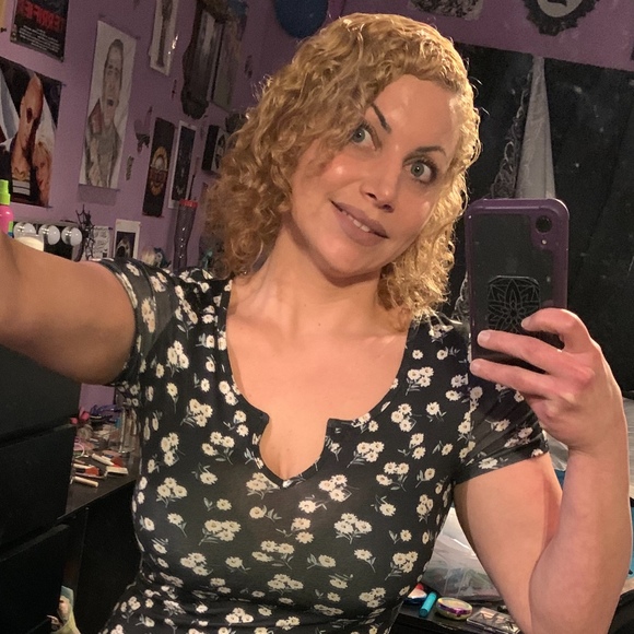 Profile Picture of Adrienne Larisa (@adriennelarisa) on Poshmark