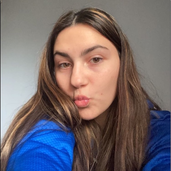 Profile Picture of Cassandra Shea (@cassandrashea04) on Poshmark