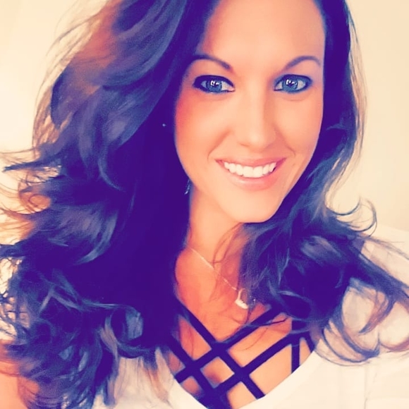 Profile Picture of Lauren Garstecki (@laurielou21) on Poshmark