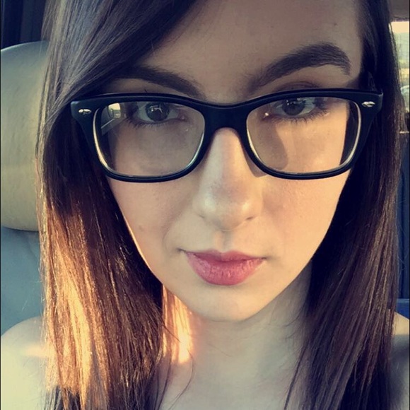 Profile Picture of Kelli Fields (@whatkaylikes) on Poshmark