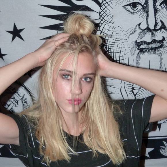 Profile Picture of Ellie Scherffius (@ellie39) on Poshmark