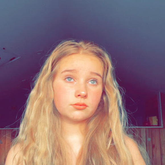 Profile Picture of Lily Persell (@lilypersell) on Poshmark