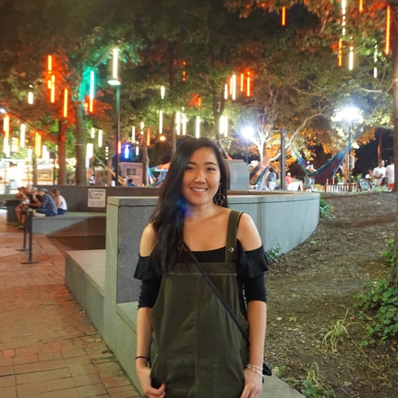 Profile Picture of Clare Lee (@clarelee) on Poshmark