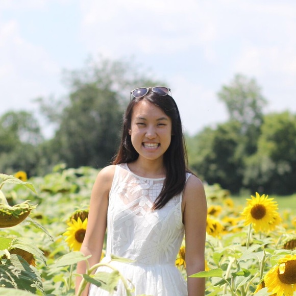 Profile Picture of Lillian Gao (@lilliangao) on Poshmark